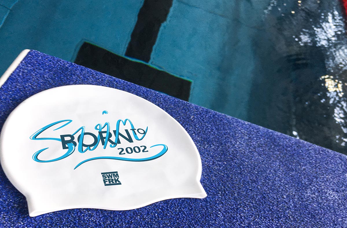 Born to Swim Cap | Auf Wunsch mit individuellem Jahrgang